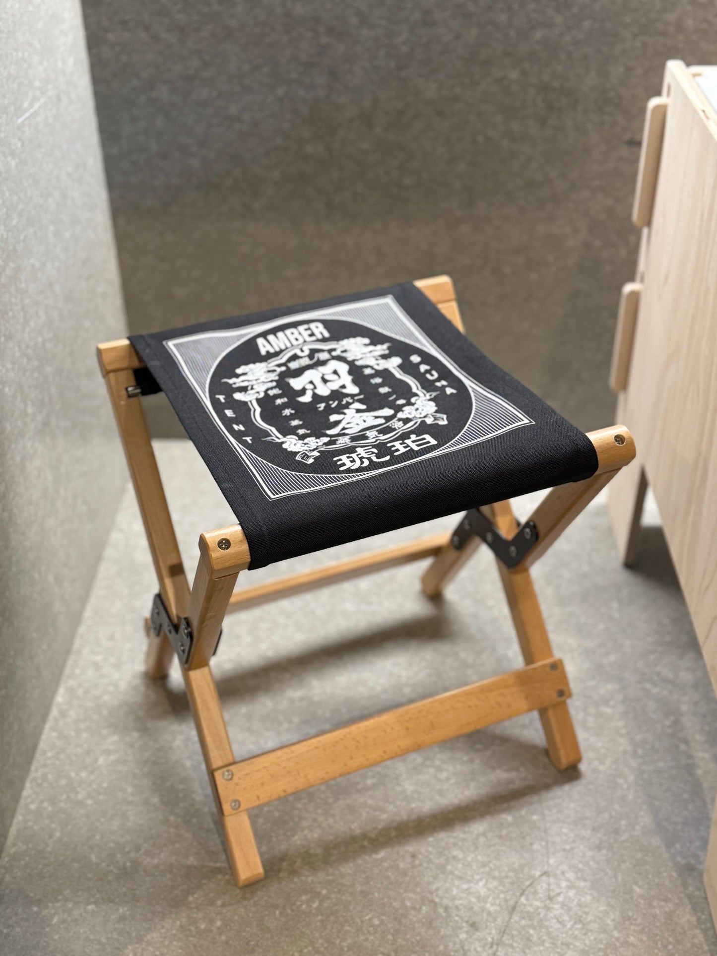 【数量限定 羽釜蒸気浴Ver】サウナ室内用スツール 折り畳み式 2WAY 収納袋付 BLACK羽釜蒸気浴プリント入