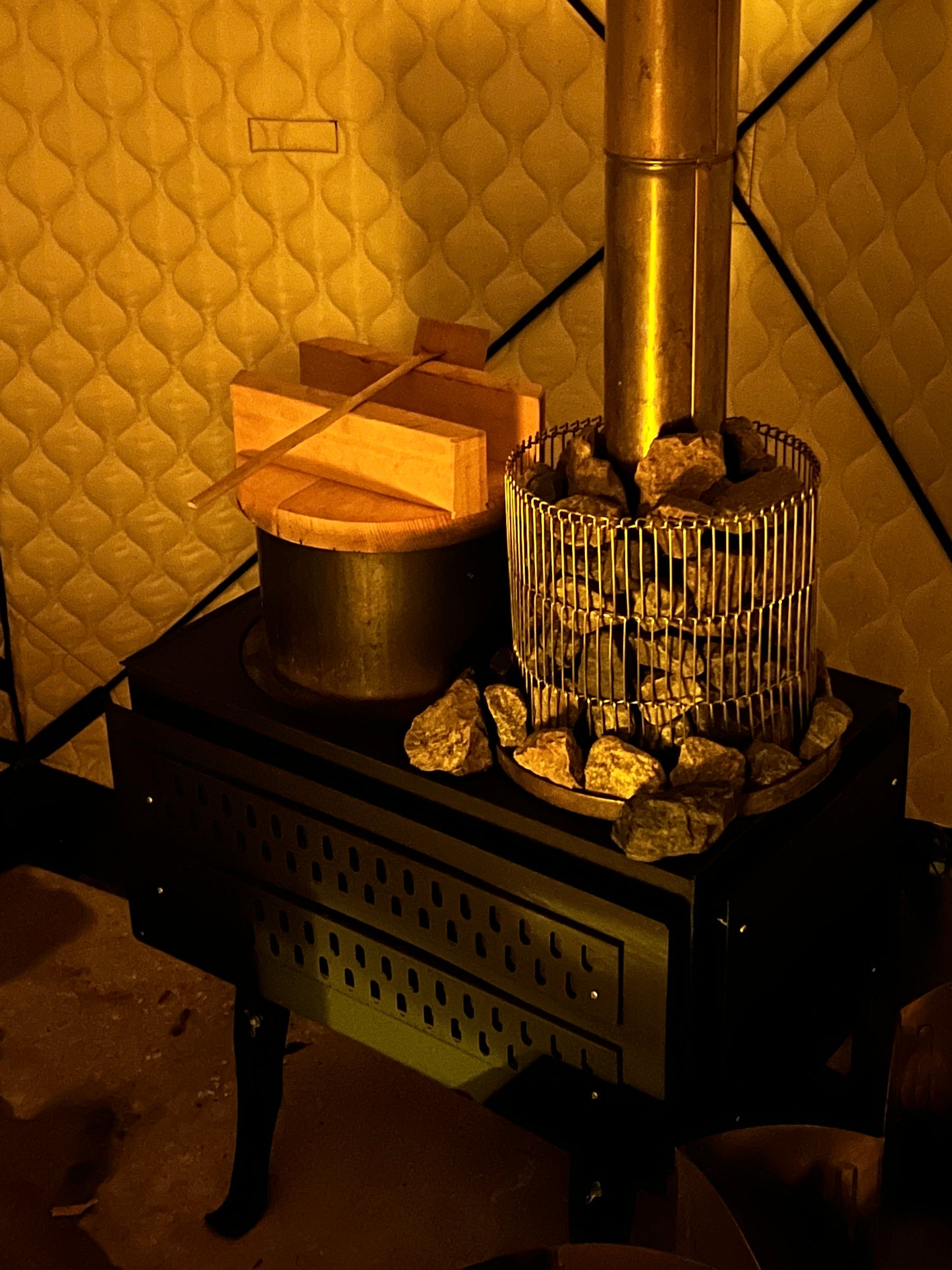 新保製作所別注薪ストーブ#01 「SINBO」×「AMBER」のコラボで誕生した薪ストーブ