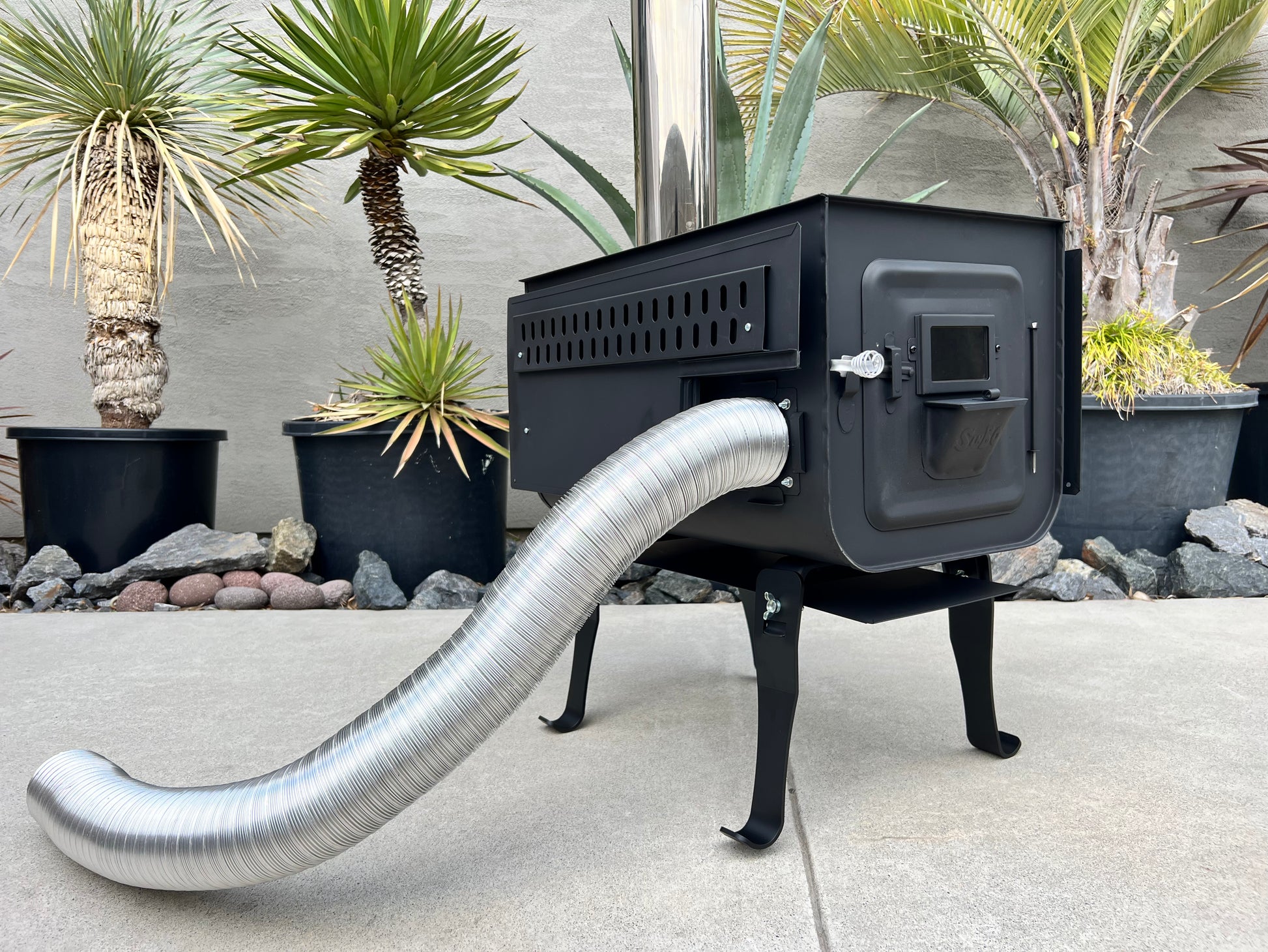 新保製作所別注薪ストーブ#01 「SINBO」×「AMBER」のコラボで誕生した 新保製作所別注薪ストーブ#01 「SINBO」×「AMBER」のコラボで誕生した